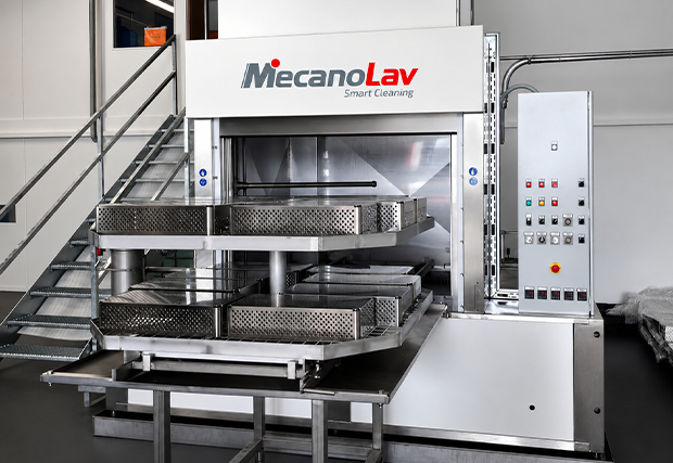 Laveuse de pièces industrielles installée dans une usine