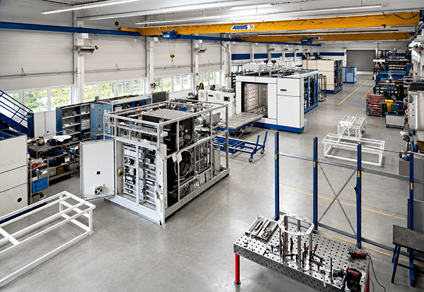 Une machine de dégraissage solvants sous vide et hybride installée dans une usine