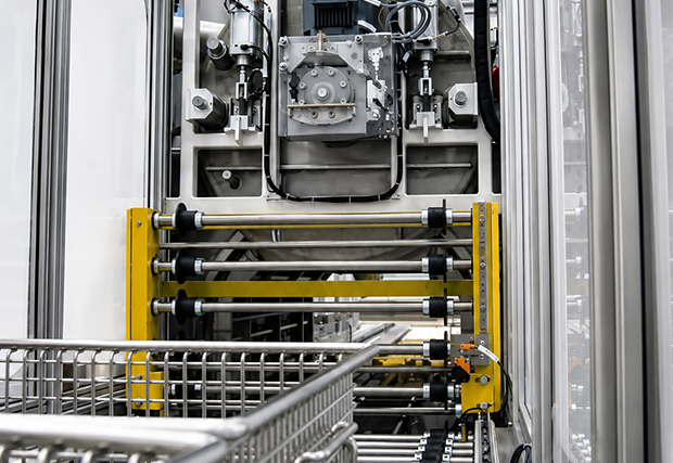 Machine intégrant convoyeur pour chargement/déchargement paniers