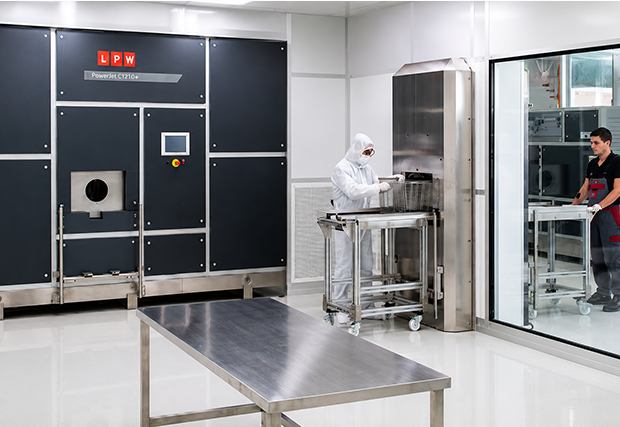 Machine de nettoyage par immersion avec Ultrasons et CNp installée en salle blanche
