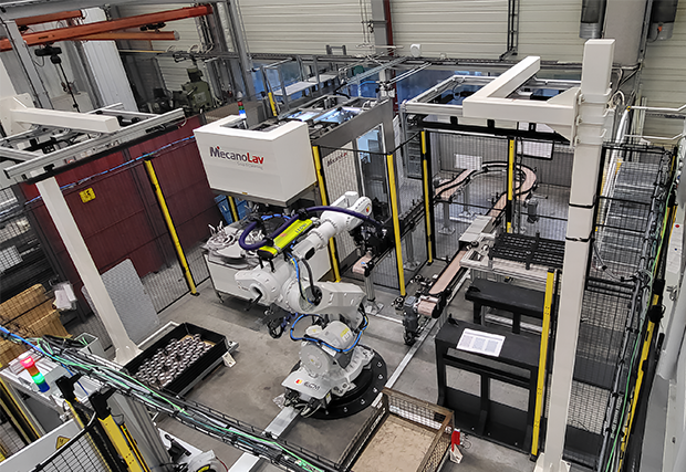 La machine s'adapte au flux de production du client pour dégraisser les pièces mécaniques