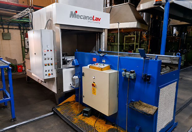 Máquina de limpieza de piezas voluminosas instalada en la fábrica