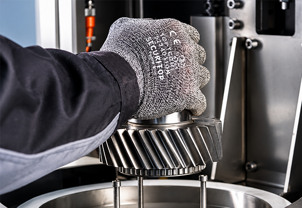 Intégration d'une pièce manuellement dans la machine de lavage rapide à flux unitaire Mecanofast