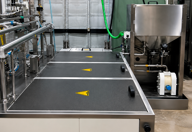 Imagen de los tres baños de la máquina de limpieza de piezas MB