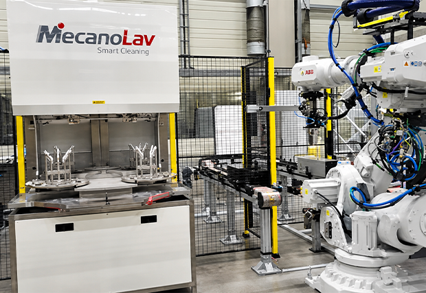 Lavadora industrial integrada en una línea de producción automatizada
